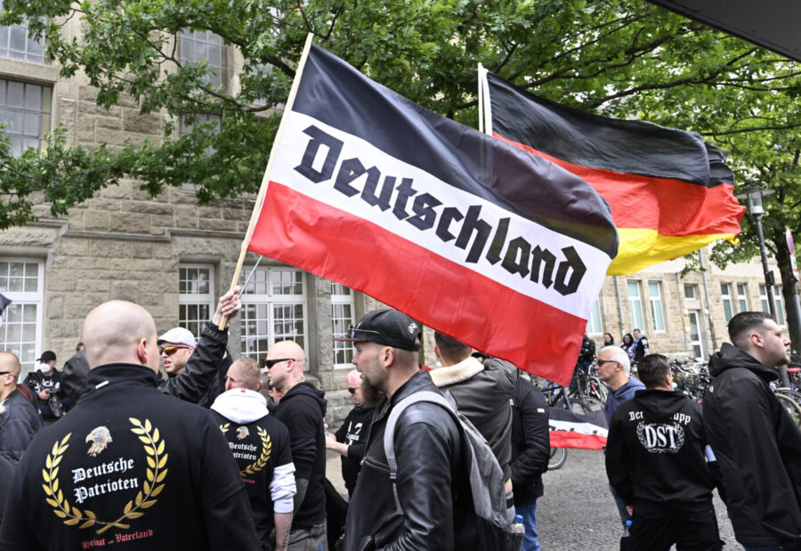 Neonazis demonstrieren vor dem Bahnhof. Die Neonazis wollen ihre Anteilnahme für die Opfer des Messerangriffs vom 18.05.2025 kundtun und für Remigration werben. Rechtsextreme demonstrieren vor dem Bielefelder Hauptbahnhof für „Remigration“. Foto: picture alliance/dpa | Roberto Pfeil