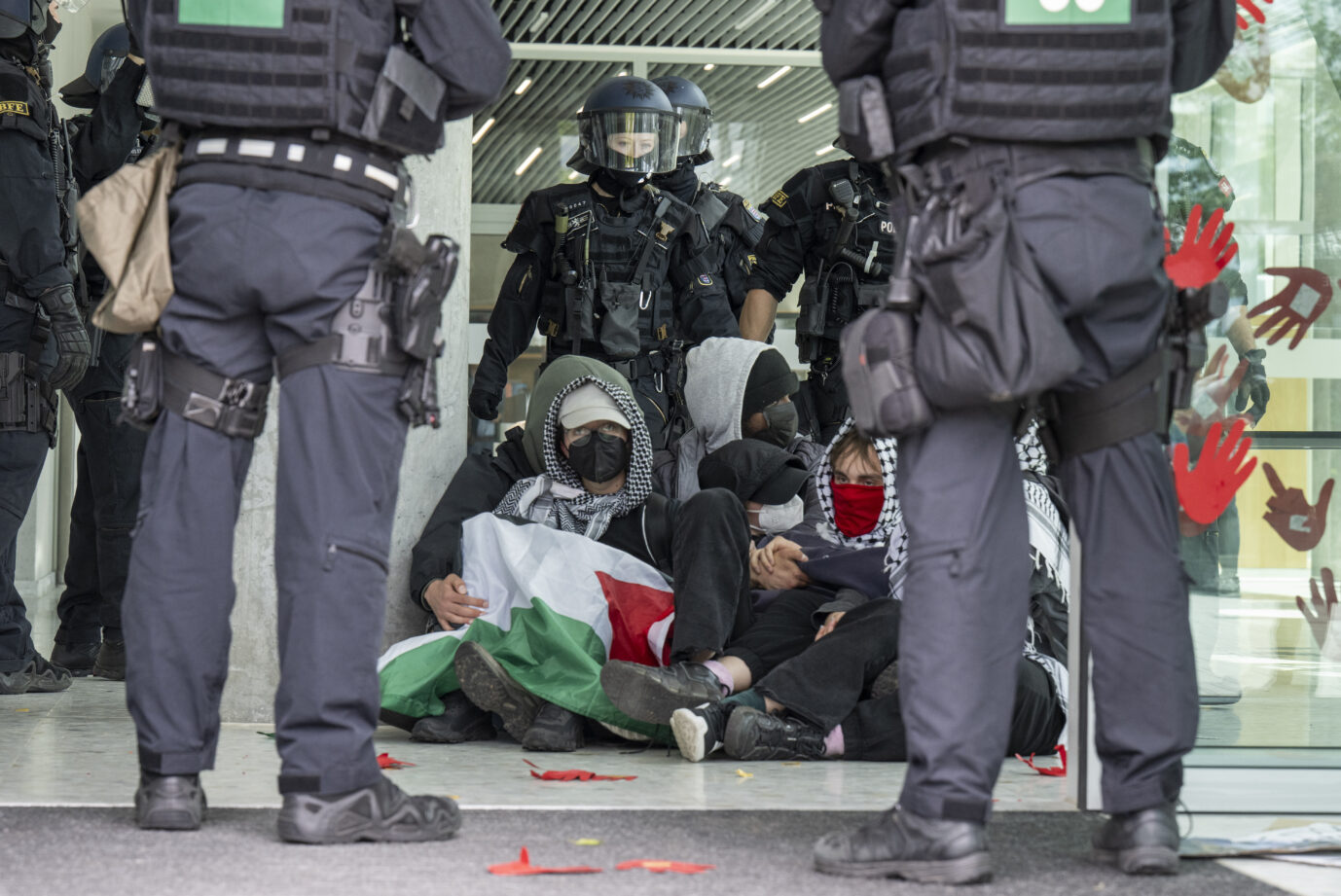 Pro-Palästina-Demonstranten blockieren am Montag den Eingang des FAZ-Gebäudes in Frankfurt.