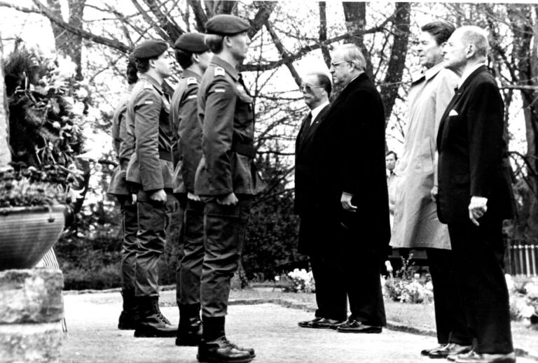Bundeskanzler Helmut Kohl (3. v. r.) und US-Präsident Ronald Reagan (2. v. r.) gedenken in Bitburg den gefallenen Soldaten und getöteten Zivilisten.