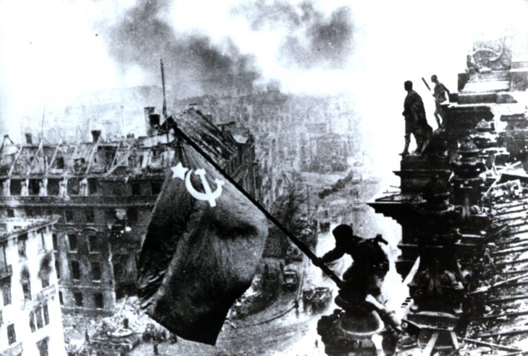Die Sowjets hissen die rote Fahne auf dem Reichstag; nachgestellt für die Propaganda.