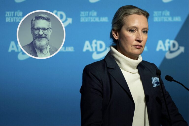 Vor einem blauen Hintergrund steht die AfD-Chefin Alice Weidel und schaut etwas bedrückt