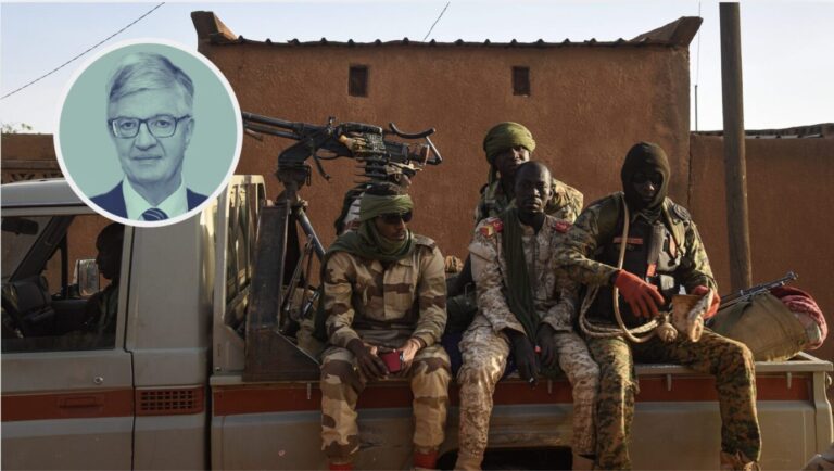 Auf einem Fahrzeug sitzen mehrere bewaffnete und vermummte Afrikaner – es handelt sich um Nationalgardisten in Nigeria – Symbolbild für die scheinbar nie enden wollenden Konflikte und den Krieg in afrikanischen Ländern