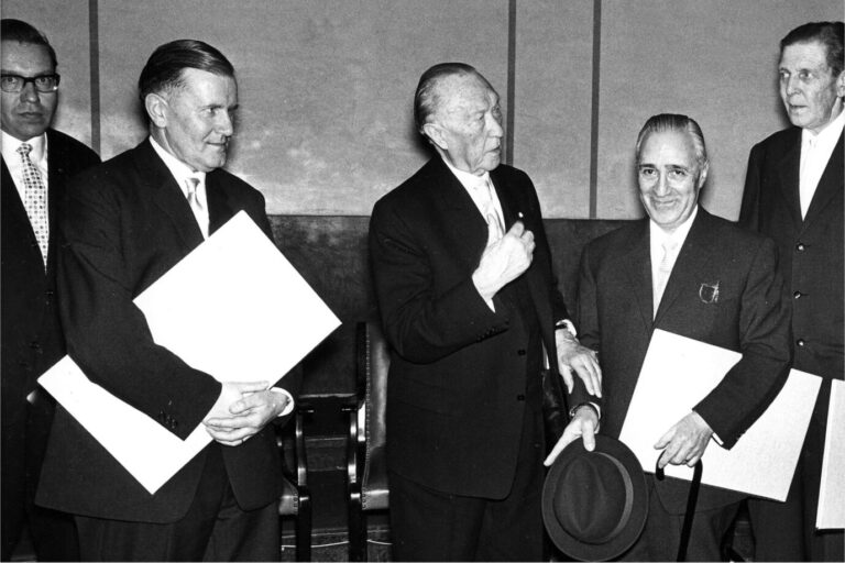 Auf einem alten schwarz-weiß-Foto ist Armin Mohler zu sehen, daneben steht Konrad Adenauer