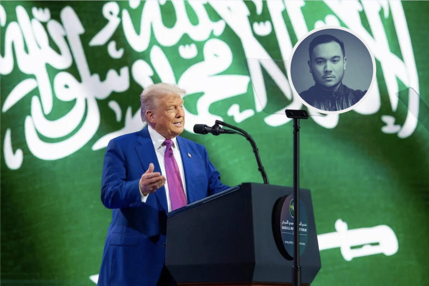 US-Präsident Donald Trump steht vor einem grünen Banner mit weißen Schriftzeichen – Symbolbild, daß die USA ihren Kampf gegen die Huthi einstellen