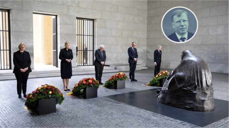 Bundespräsident Frank-Walter Steinmeier (M.) steht in einem kahlen Raum vor einem niedergelegten Kranz und hat den Kopf gebeugt – Sinnbild für den deutschen Komplex rund um den 8. Mai 1945 und den "Tag der Befreiung"