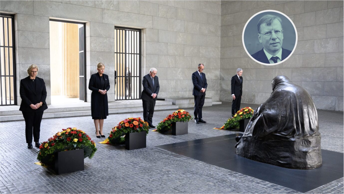 Bundespräsident Frank-Walter Steinmeier (M.) steht in einem kahlen Raum vor einem niedergelegten Kranz und hat den Kopf gebeugt – Sinnbild für den deutschen Komplex rund um den 8. Mai 1945 und den "Tag der Befreiung"