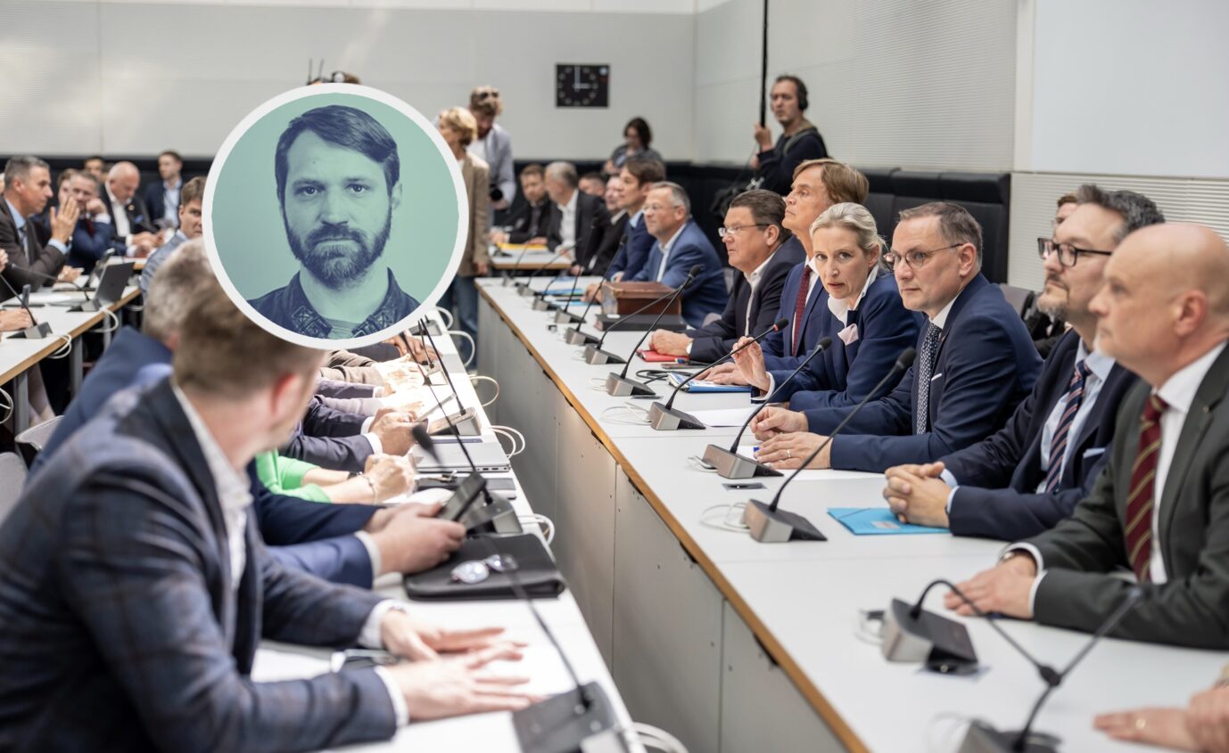 Alice Weidel (Mitte r), AfD-Fraktionsvorsitzende, spricht zwischen Bernd Baumann (dahinter), Erster Parlamentarischer Geschäftsführer der AfD, und Tino Chrupalla, Co-Fraktionschef, vor Beginn der Probe-Sitzung der AfD-Bundestagsfraktion im ehemaligen Saal der FDP auf der Fraktionsebene im Bundestag. Der Umgang ist gesichert willkürlich.