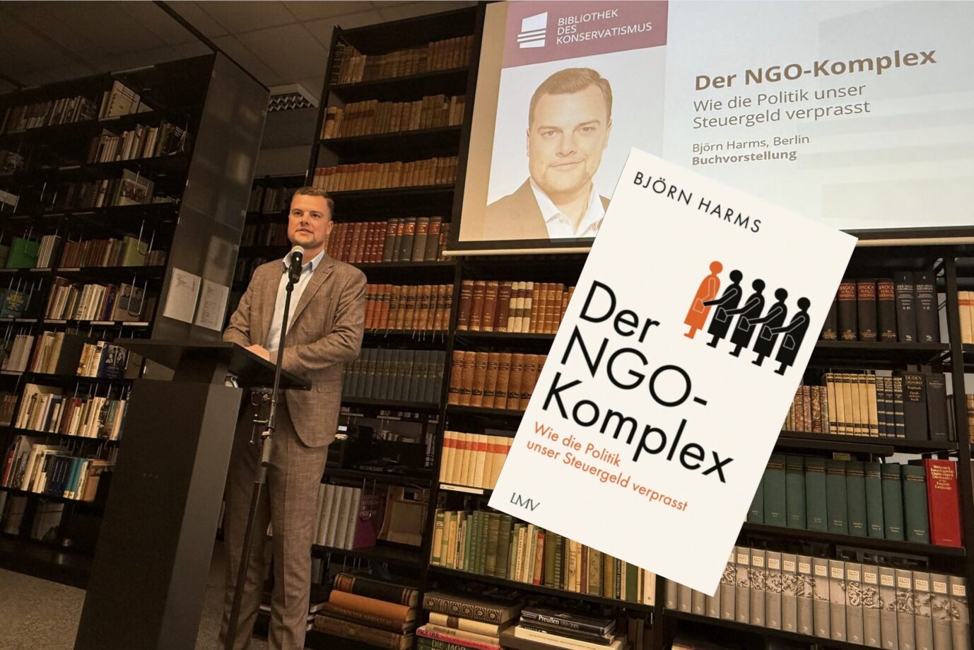 Autor Björn Harms steht in Jackett und weißem Hemd in der Bibliothek des Konservatismus und stellt sein Buch „Der NGO-Komplex“ vor – im Hintergrund leuchtet eine Leinwand – in der Luft schwebt dabei frei das Buchcover von „Der NGO-Komplex“