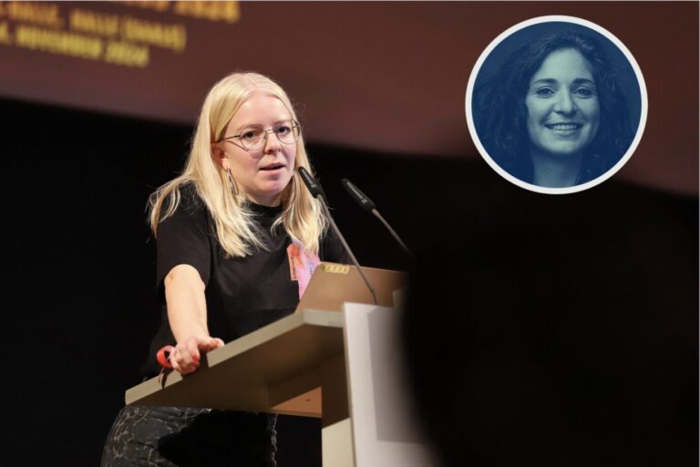 Die Vorsitzende der Grünen-Jugend, Jette Nietzard, steht an einem Rednerpult und hat ihren Mund geöffnet – daneben schwebt das Porträt der JF-Autorin Laila Mirzo