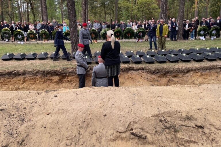 Das Bild zeigt eine Gedenkveranstaltung für die Kesselschlacht von Halbe. „Als meine Mutter mich sah, hat sie nur geweint“, erinnert ein deutscher Soldat.
