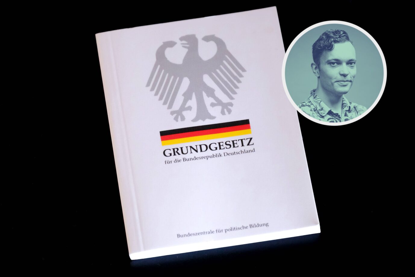 Das Bild zeigt ein Grundgesetz. In Berlin feiert eine Schule dessen 76. Jubiläum.
