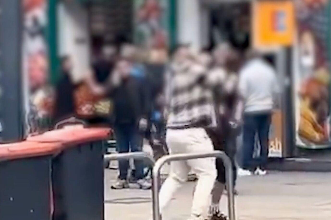 Das Bild ist ein Screenshot aus einem Video. Es zeigt, wie ein Passant in Hamburg einen Mann mit einem Messer überwältigt.