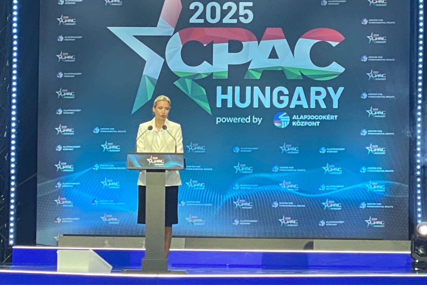 Das Bild zeigt AfD-Chefin Alice Weidel bei der CPAC in Budapest.