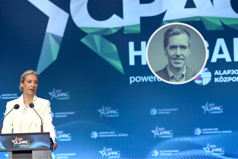 AfD-Chefin Alice Weidel am Rednerpult der CPAC 2025 in Budapest vor einer großen Bühne mit Konferenzlogo. Eingeblendet im Hintergrund ist ein rundes Porträtfoto eines Mannes (Dieter Stein).