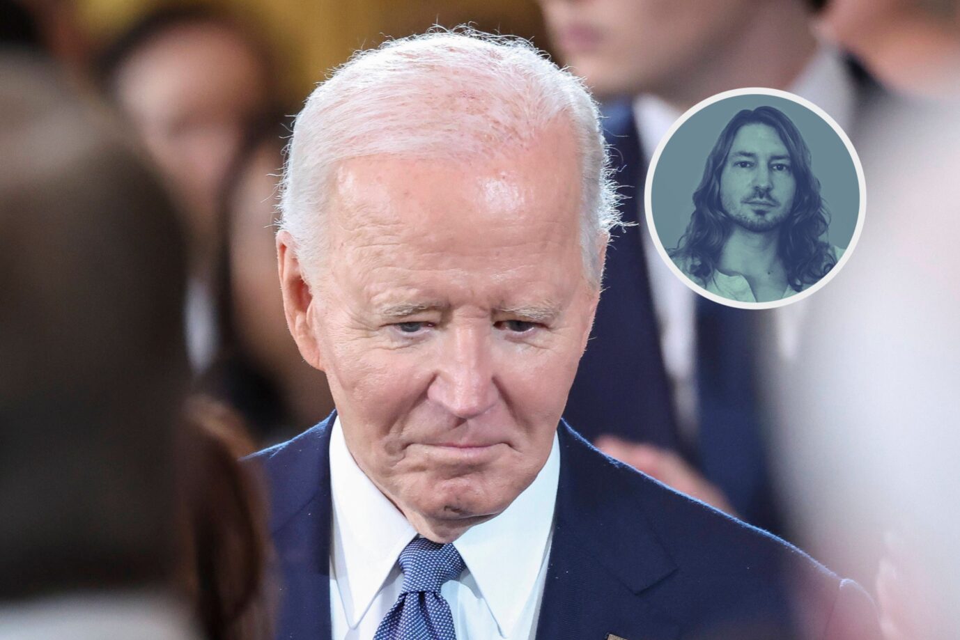 Porträt von Joe Biden in dunklem Anzug und blauer Krawatte, der nach unten blickt und einen ernsten Gesichtsausdruck zeigt. Im Hintergrund unscharfe Menschen. Rechts oben im Bild ist ein kreisrundes, blau eingefärbtes Porträt eines Mannes mit langen Haaren und Bart eingeblendet.