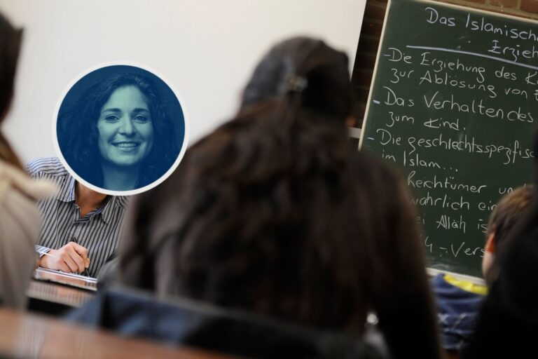 Der Lehrer Bülent Senkaragoz unterrichtet Schüler im Islamunterricht an der Geistschule in Münster (Foto vom 25.11.2011). Islamlehrer unterrichten anders als christliche Pädagogen. „Es ist nicht meine Aufgabe, den Kindern beizubringen, wie man als Muslim richtig betet“, sagt Senkaragoz. Doch Schüler lernen hier, wie wichtig Toleranz ist. Am Mittwoch (21.12.2011) will der Landtag Nordrhein-Westfalen flächendeckenden Unterricht beschließen. Islamunterricht in Deutschland (Symbolbild): In Berlin mobben Muslime einen Grundschullehrer aus dem Dienst. Foto: picture alliance / dpa | Marius Becker
