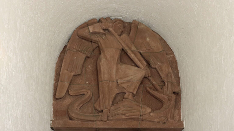 Der Erzengel Michael als Relief über dem Eingang zur Wandelhalle der Paulskirche in Frankfurt am Main.
