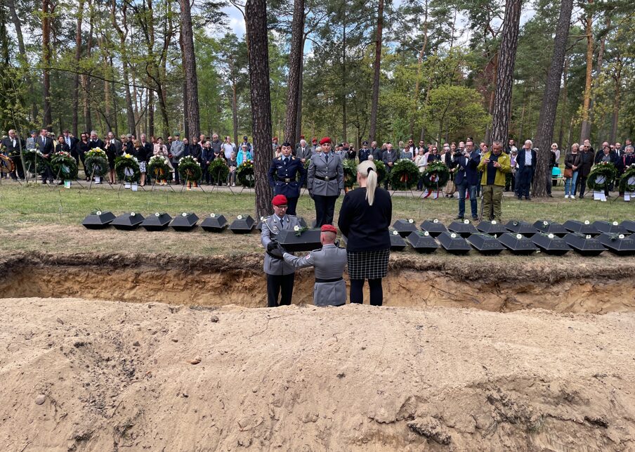 Die sterblichen Überreste der deutschen Soldaten werden auf dem Waldfriedhof Halbe bestattet.