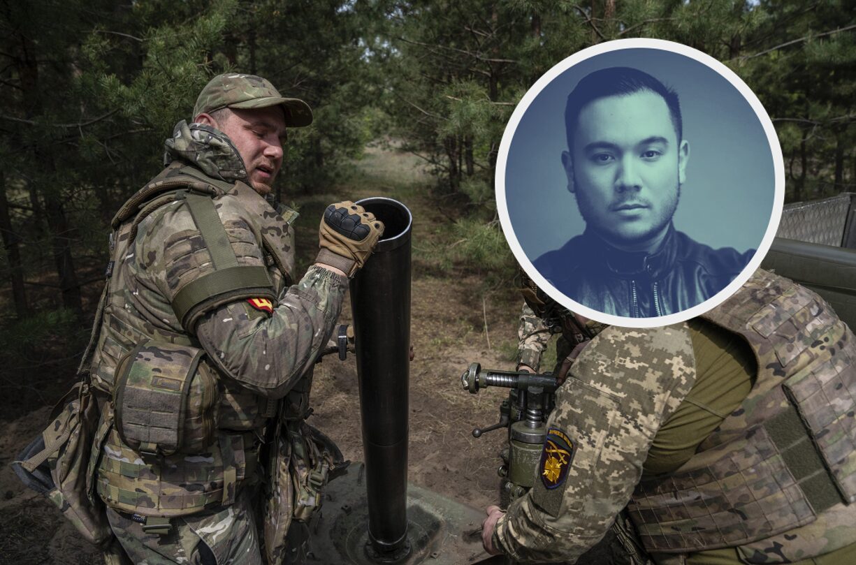Soldaten der Ukraine bauen einen Mörser zusammen.