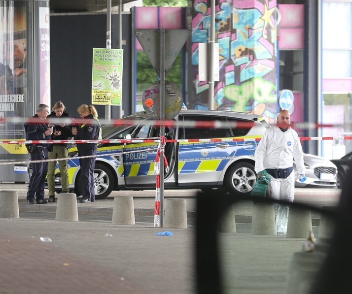 Syrer. Polizei und Spurensicherung im Einsatz. Ein Mann soll in Bielefeld mit einem scharfen Gegenstand mehrere Menschen verletzt haben. Nach ihm wird intensiv gefahndet. Foto: picture alliance/dpa/Christian Müller TV | Christian Müller