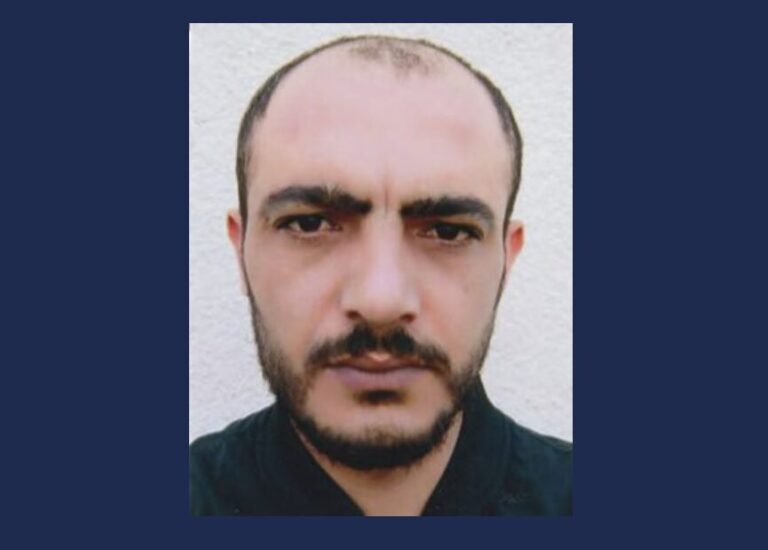 Nach diesem Syrer wird intensiv gefahndet. Mahmoud M. gilt als gefährlich und soll immerhin bewaffnet sein. Die Polizei bittet um Hinweise. Foto: Polizei Bielefeld.