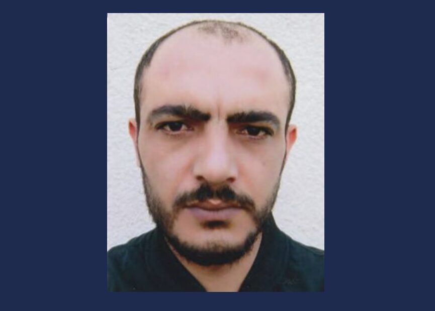 Nach diesem Syrer wird intensiv gefahndet. Mahmoud M. gilt als gefährlich und soll immerhin bewaffnet sein. Die Polizei bittet um Hinweise. Foto: Polizei Bielefeld.