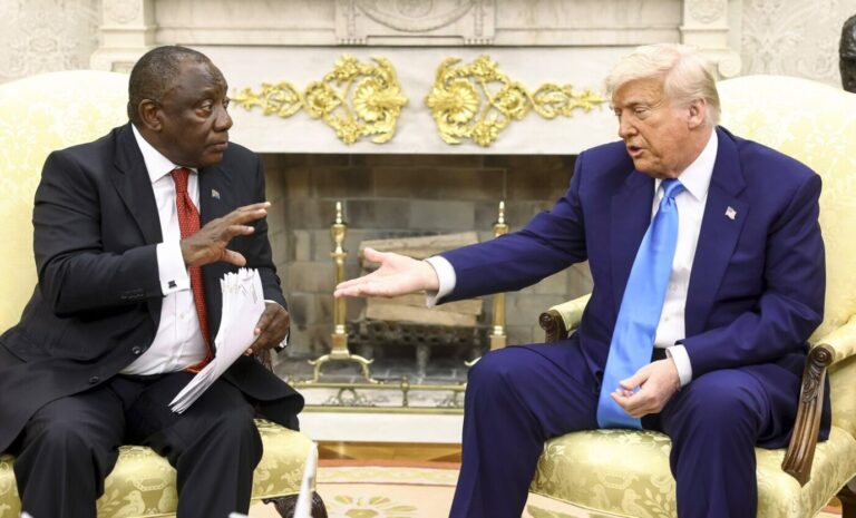 Trump. Beim Besuch des südafrikanischen Präsidenten Cyril Ramaphosa im Weißen Haus am Mittwoch hat US-Präsident Donald Trump seinen Amtskollegen öffentlich vorgeführt. Foto: IMAGO / Newscom / AdMedia