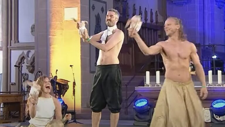 Hühner. Die Darbietung einer Tanzgruppe sorgte unter vielen Christen für Schnappatmung. Screenshot: YouTube