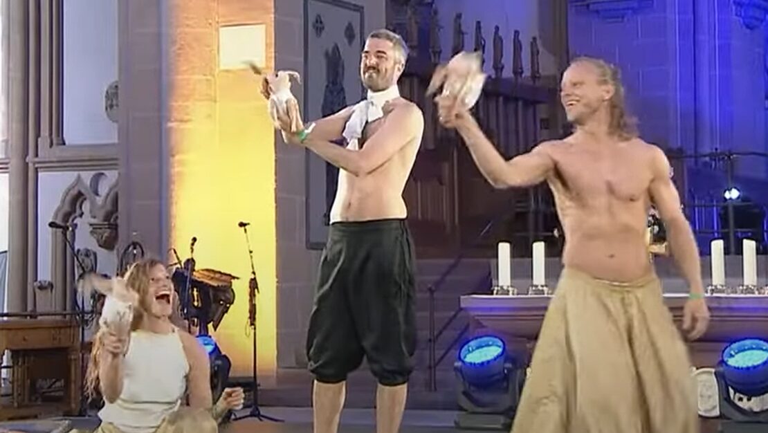 Hühner. Die Darbietung einer Tanzgruppe sorgte unter vielen Christen für Schnappatmung. Screenshot: YouTube