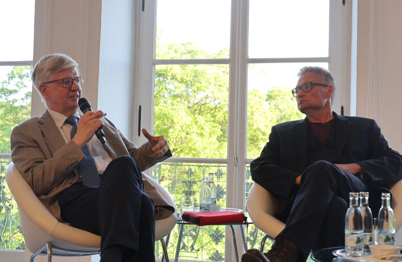 Karlheinz Weißmann und Thomas Wagner während einer Debatte im Schloß Ettersburg: Vor allem bei einem Thema blicken sie gegensätzlich auf Gehlen. (Themenbild)
