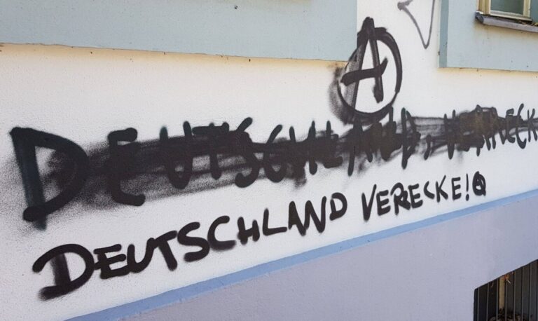 „Deutschland-verrecke“-Graffiti in Berlin-Neukölln: Die Parole ist nicht verboten.