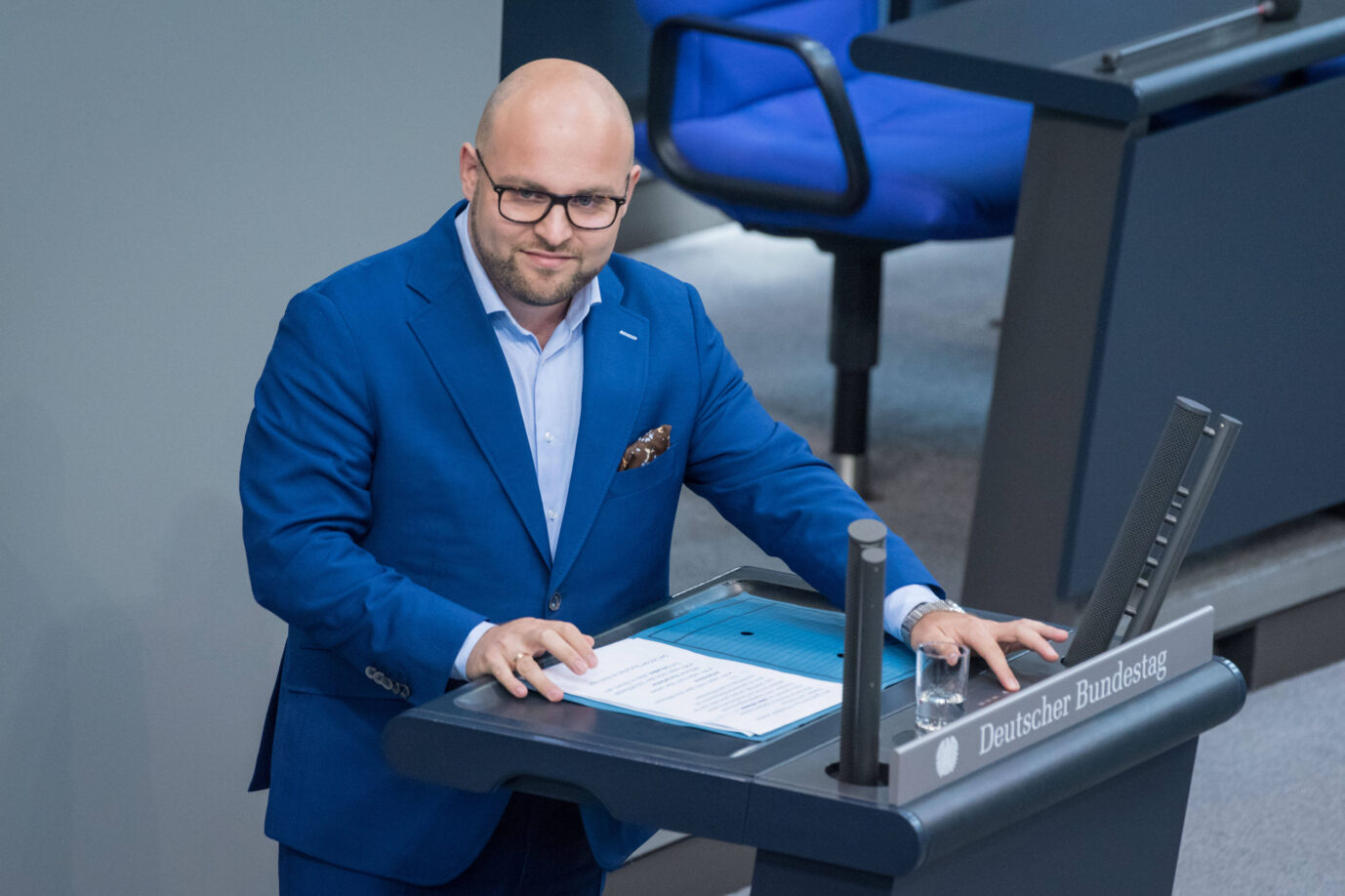 Markus Frohnmaier spricht im Deutschen Bundestag: Die AfD-Fraktion wählt ihn zum außenpolitischen Sprecher. Foto: IMAGO / Christian Spicker