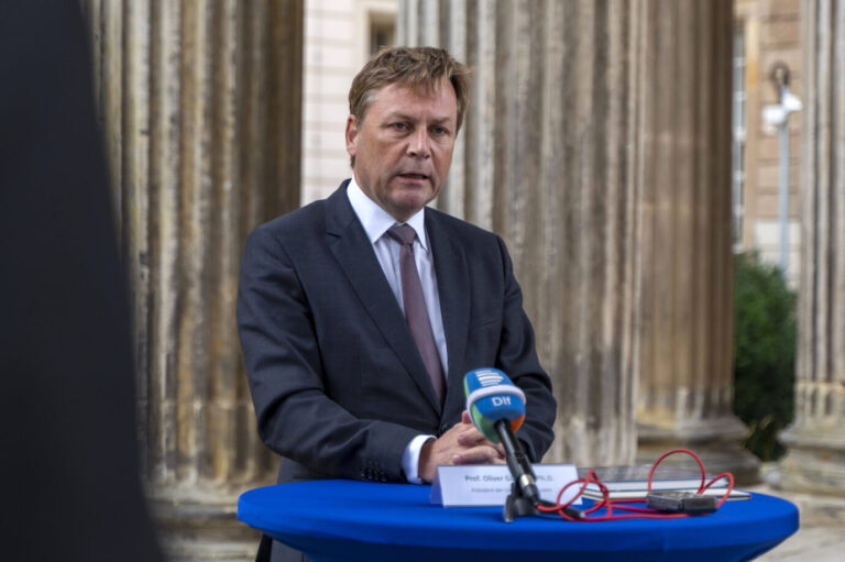 Der Präsident der Universität Potsdam, Oliver Günther steht an einem Rednerpult und spricht - vielleicht über ein Übermaß an Wokeness