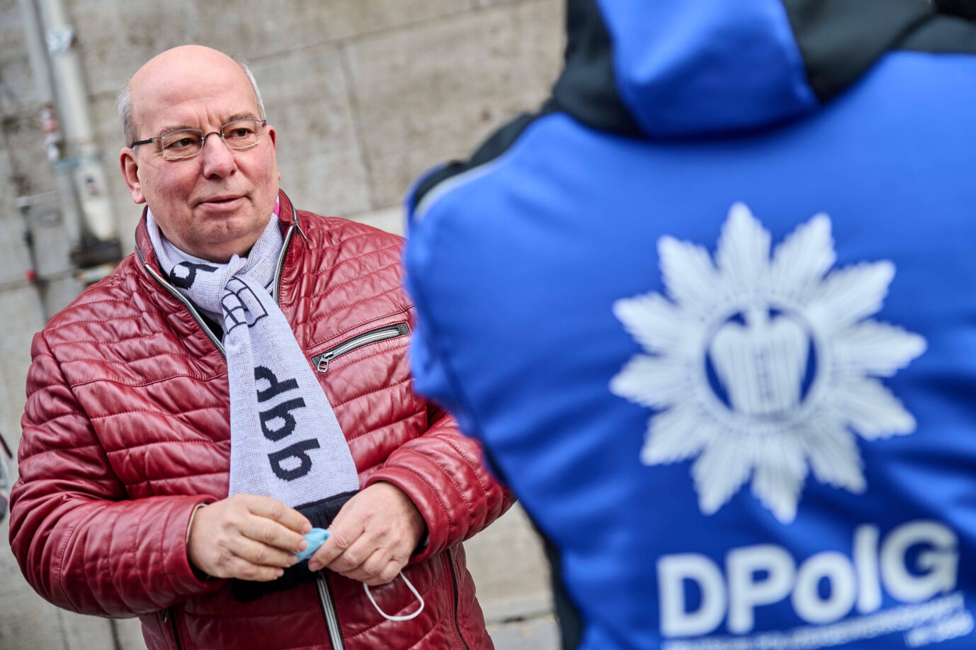 Nach der Einstufung der AfD als rechtsextremistisch kritisiert Rainer Wendt Forderungen nach Treueprüfungen scharf. Der Beamtenbund warnt vor Schnellschüssen, Hessen und Bayern wollen genau hinsehen. Rainer Wendt (Bundesvorsitzender Deutsche Polizeigewerkschaft) bei einer Streikkundgebung von Polizisten und Mitarbeitern des Ordnungsamts vor der Berliner Senatsverwaltung für Finanzen. Die Deutsche Polizeigewerkschaft (DPolG) fordert eine Gehaltsanhebung um 5 Prozent. Der Chef der Deutschen Polizeigewerkschaft, Rainer Wendt, warnt vor einem Generalverdacht gegen Polizisten. Foto: IMAGO / snapshot