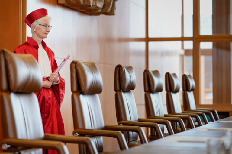 Richter des Bundesverfassungsgerichts bei Urteilsverkündung: Prof. Dr. Doris König, Vizepräsidentin und Vorsitzende des Zweiten Senats, beim Betreten des Gerichtssaals zur Urteilsverkündung im Gerichtssaal des Bundesverfassungsgerichts in Karlsruhe. Die Vizepräsidentin des Bundesverfassungsgerichts Doris König blickt auf leere Stühle: Bald muß auch ihr Nachfolger gewählt werden – mit der Linkspartei. Foto: IMAGO / Political-Moments