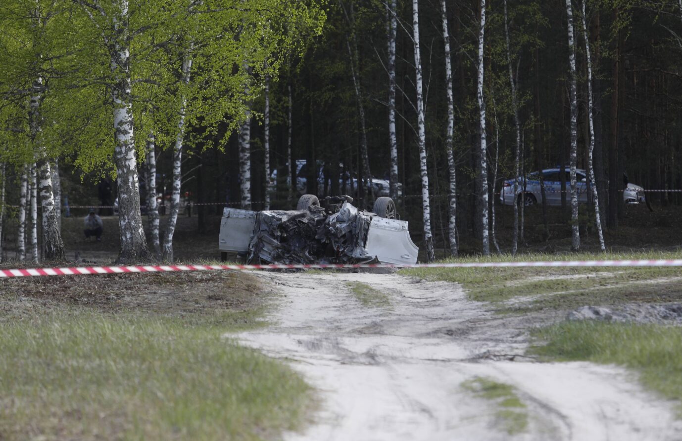 Auf einer grünen Wiese liegt ein umgestürztes und halbkaputtes Auto – Unbekannte hatten darin einen Sprengsatz gezündet, der den Militärführer und Schriftsteller Sachar Prilepin töten sollte – ihn aber nur verletzte