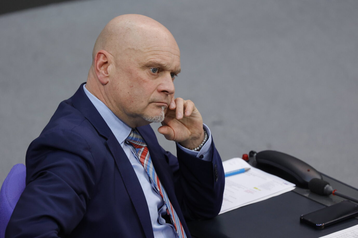 Die Ampelregierung zahlt Milliarden für den Umbau der Wirtschaft – und Merz setzt diese Klimaschutzprojekte fort. Eine Kleine Anfrage des AfD-Abgeordneten Komning legt die Kosten offen. Der Regierung empfiehlt er ein Geschichtsbuch. Der AfD-Abgeordnete Enrico Komning im Bundestag: Die Klimaschutzverträge der Bundesregierung kritisiert er scharf. Foto: IMAGO / Metodi Popow