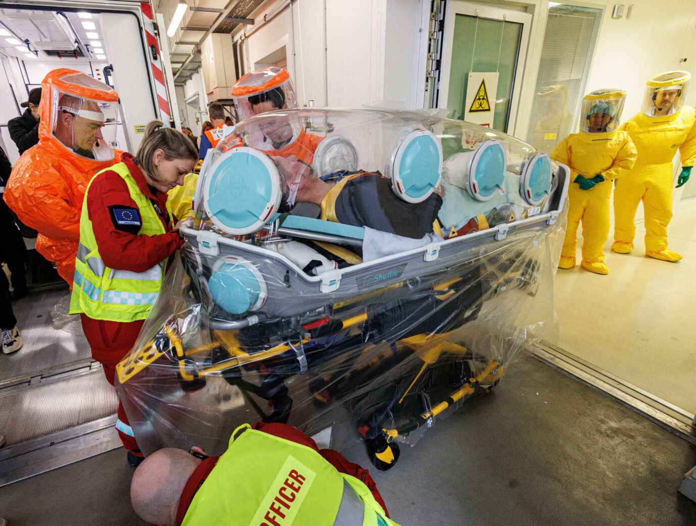 21.03.2024. Düsseldorf. Das Gesundheitsamt und die Feuerwehr Düsseldorf, der Flughafen Düsseldorf sowie das Universitätsklinikum Düsseldorf proben den innereuropäischen Transport eines Hochinfektionspatienten mit Beteiligung von Irland, Norwegen und Deutschland in die Landeshauptstadt Düsseldorf. Bei dieser internationalen Übung wird erstmals ein sogenanntes Epishuttle zum Einsatz kommen. Dabei handelt es sich um eine vollständig isolierte Transporttrage. Ausgangspunkt der Übung ist ein hochinfektiöser Patient, der per Flugzeug nach Düsseldorf befördert wird. Am Flughafen Düsseldorf schließt sich der Transport in die spezielle Sonderisolierstation der Düsseldorfer Uniklinik an - die einzige Station dieser Art in Nordrhein-Westfalen. Pocken sind weiterhin gefährlich.