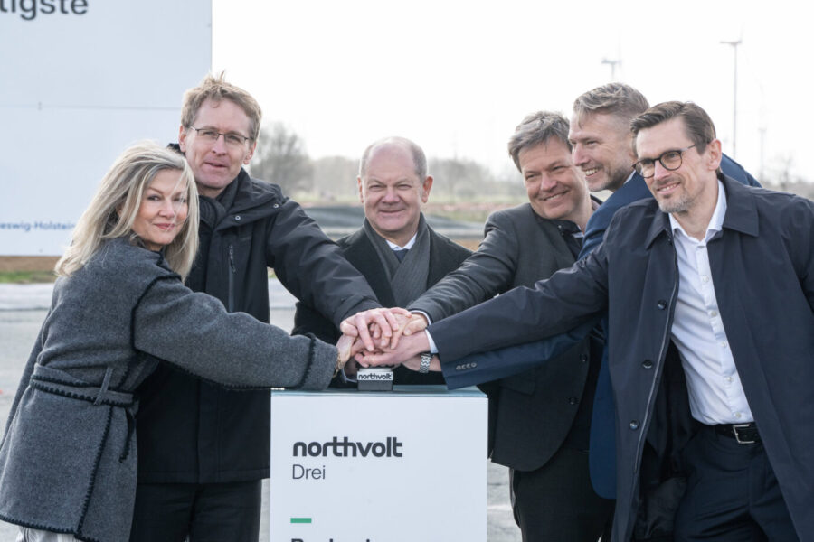 Veronika Wand-Danielsson, Schwedische Botschafterin, Daniel Günther, Ministerpräsident Schleswig-Holstein, Olaf Scholz, Bundeskanzler, Robert Habeck, Ex-Bundeswirtschaftsminister, Peter Carlsson, CEO und Gründer Northvolt, Christofer Haux, CEO Northvolt Deutschland (von links) beim symbolischen Spatenstich. Foto: IMAGO / Chris Emil Janßen