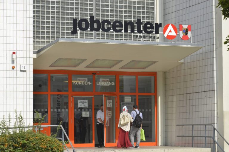 Eine Frau im Kopftuch betritt das Arbeitsamt in Berlin-Wedding: Jeder zweite Bürgergeldempfänger hat keinen deutschen Paß. Kostet dann Milliarden Euro. (Themenbild)