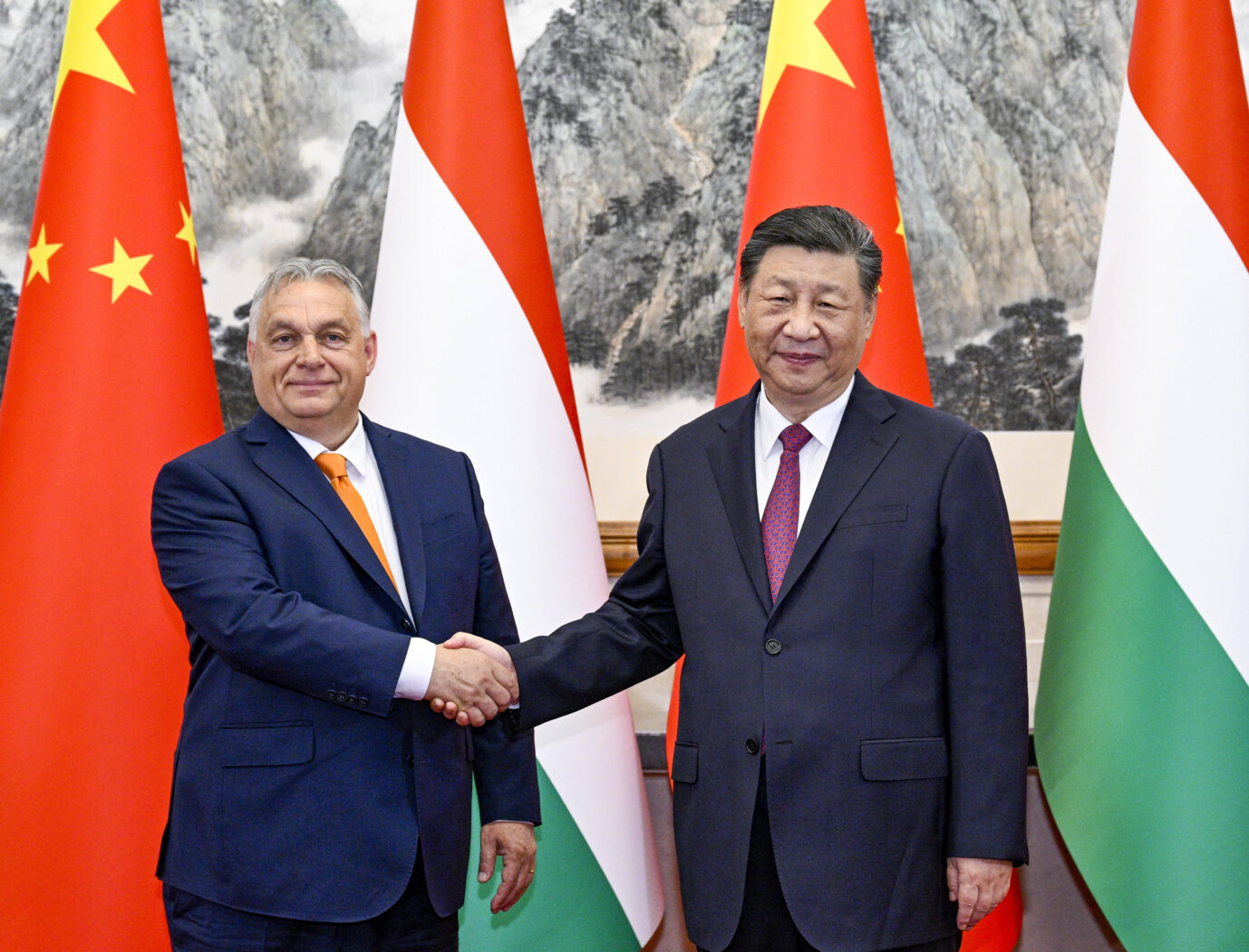 Viktor Orban zu Gast in Peking bei Xi Jinping. Die chinesischen Direktinvestitionen fließen vor allem nach Ungarn.