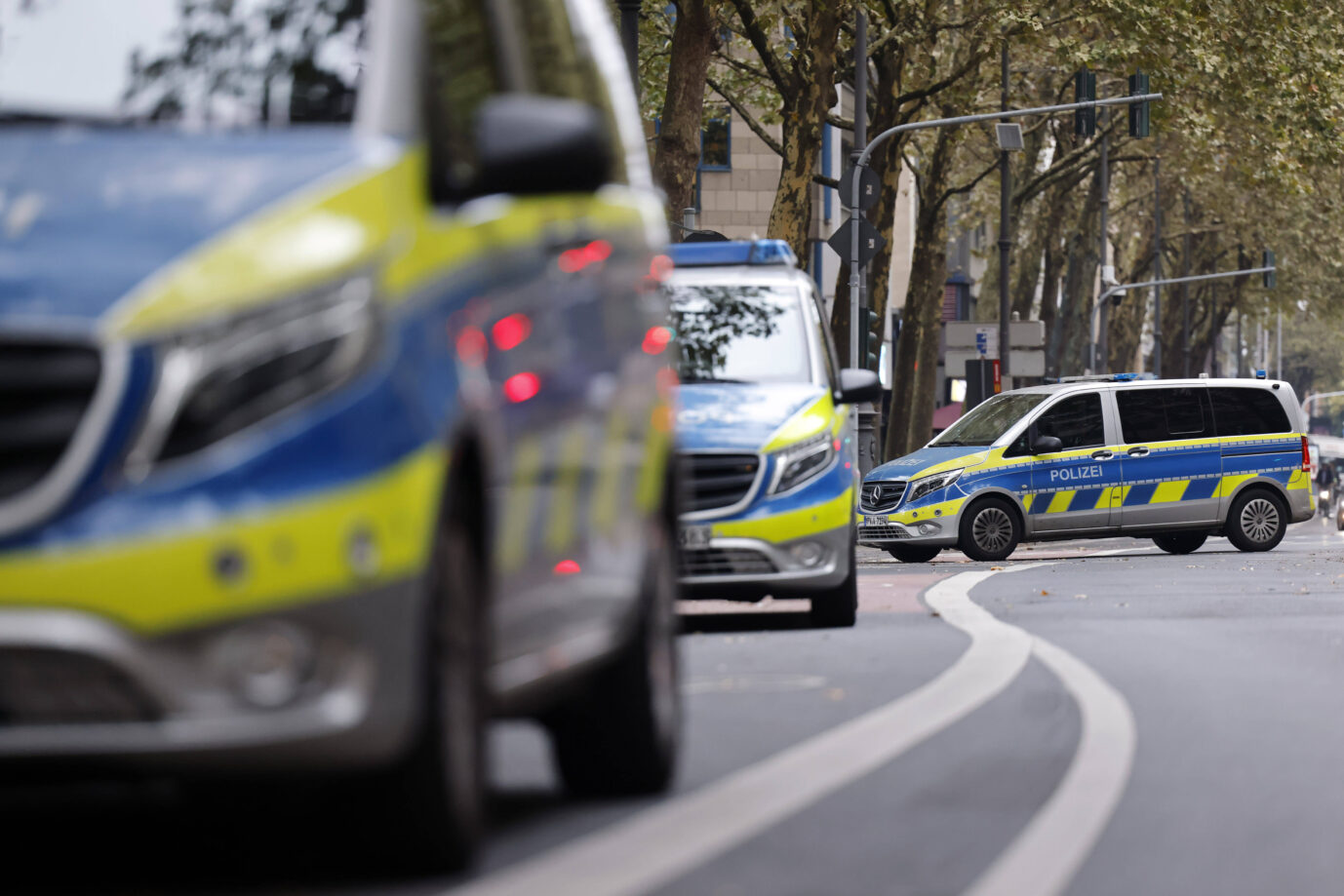 Einen Großeinsatz der Polizei wie diesen hier hat es am Sonntag abend in Halle-Neustadt nach einem Messerangriff auf eine Gruppe Kinder gegeben. Foto (Symbolbild): IMAGO / Panama Pictures
