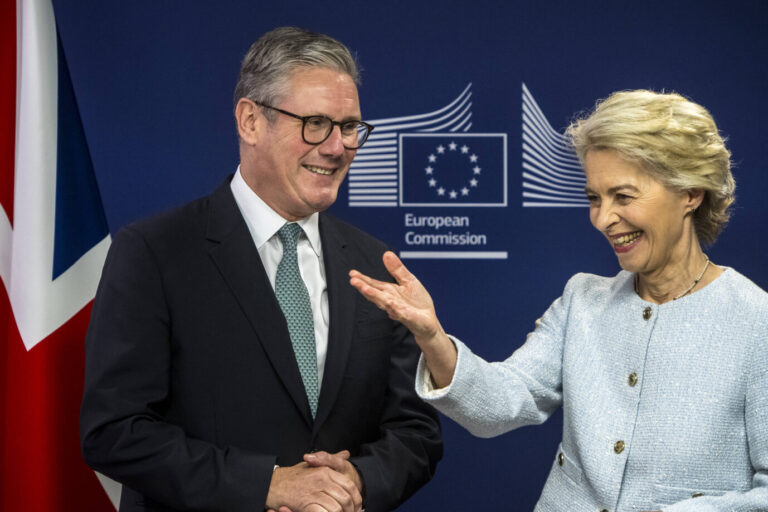 Der britische Premierminister Keir Starmer steht neben der Präsidentin der Europäischen Kommission, Ursula von der Leyen, und lacht sie an, während sie mit ihrer Hand gestikuliert – mit einer Reihe von Abkommen wollen die beiden möglicherweise den Brexit mehr oder weniger rückgängig machen