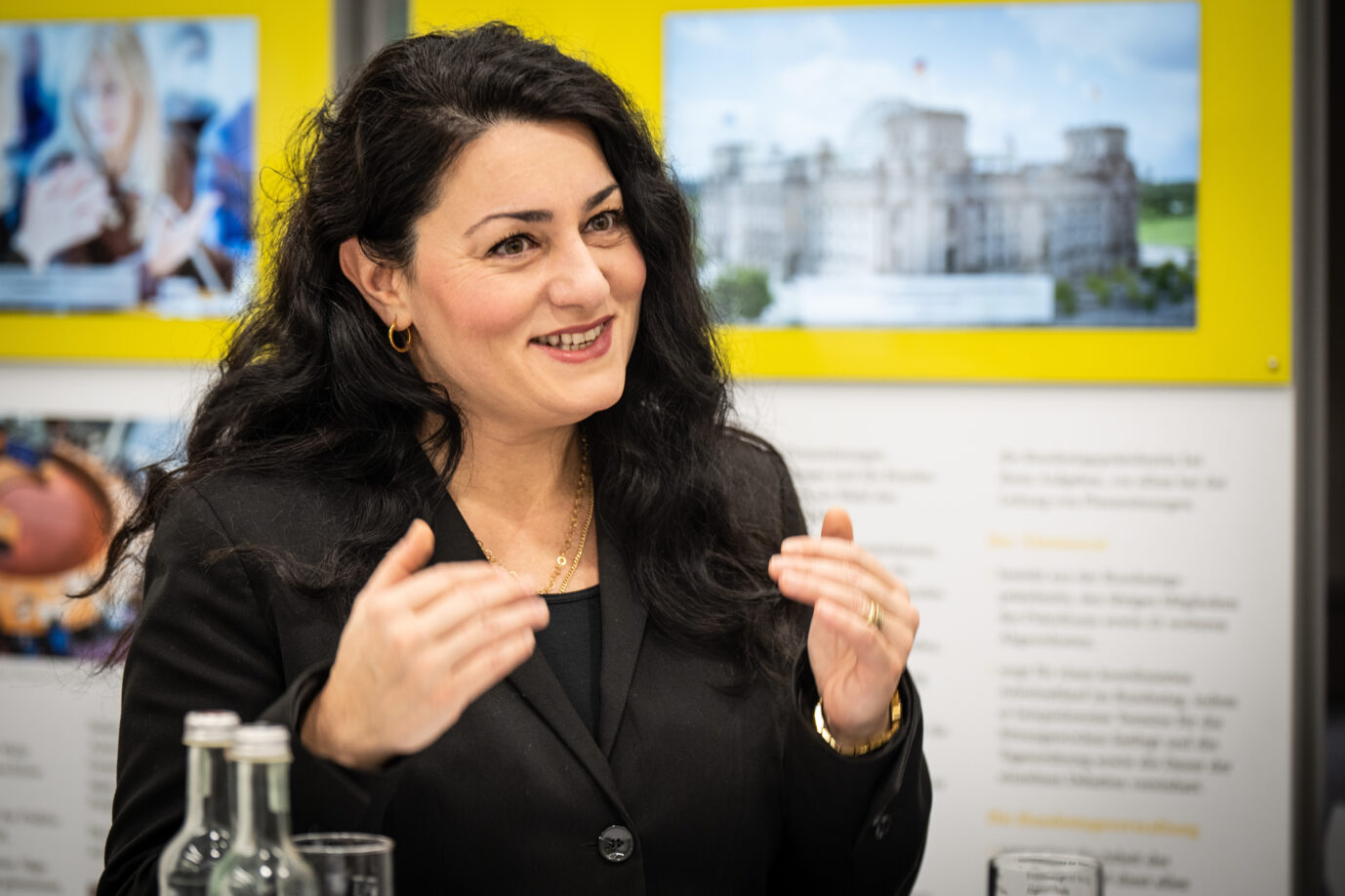 Das Bild zeigt die Grünen-Politikerin Lamya Kaddor. Sie unterstützt die Aufnahme deutscher IS-Terroristen aus Syrien.