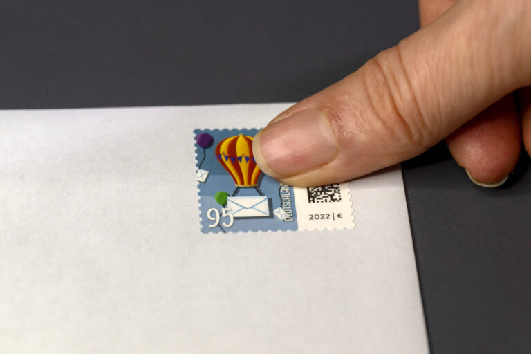 12.12.2024, Deutschland, Erhöhung vom Porto der Post für normale Briefe, Markenset mit 10x 0,95 EURO, 12.12.2024, Briefmarken 12.12.2024, Briefmarken *** 12 12 2024, Germany, increase in postage for normal letters, stamp set with 10x 0.95 EURO, 12 12 2024, stamps 12 12 2024, stamps. Briefporto wird auch immer teurer.
