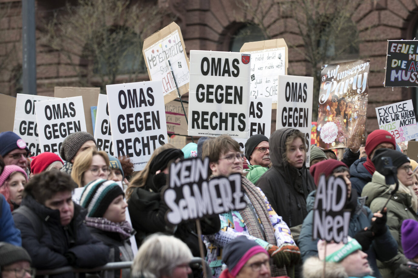Plakate der NGO „Omas gegen Rechts“