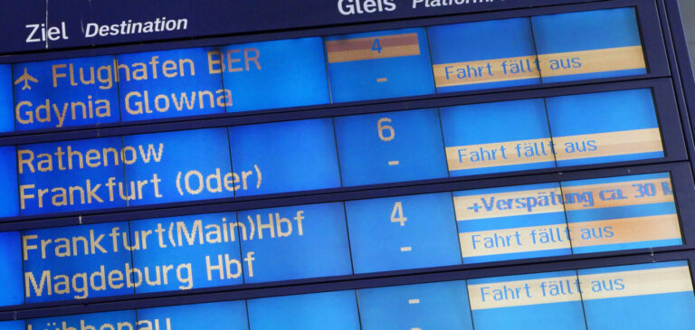 Die Anzeigetafel an einem Bahnhof in Berlin: Die Probleme der DB in einem Bild. (Themenbild/Symbolbild)