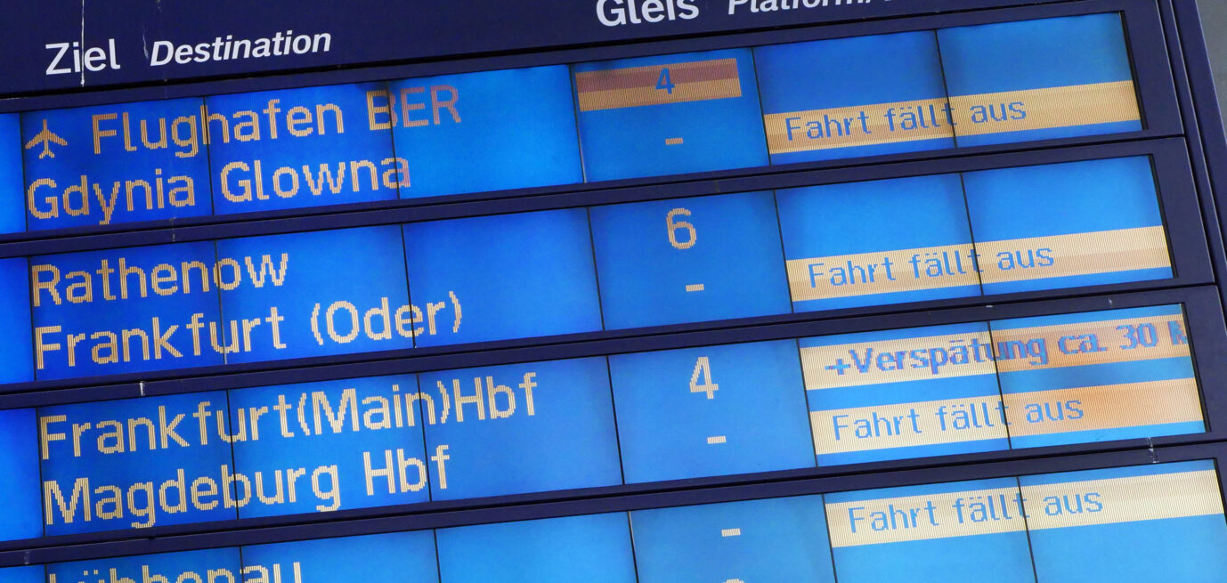 Die Anzeigetafel an einem Bahnhof in Berlin: Die Probleme der DB in einem Bild. (Themenbild/Symbolbild)