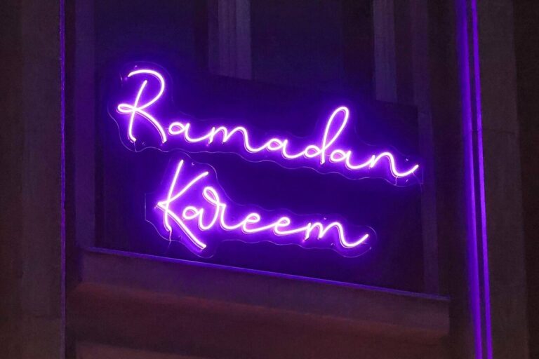 Elektrisch beleuchteter Schriftzug „Ramadan Kareem“ in lila Neonbuchstaben, angebracht am Rathaus Tiergarten in Berlin-Mitte, Mathilde-Jacob-Platz. Der Schriftzug – deutsch: „großzügiger Ramadan“ – wurde erstmals in Berlin zum Beginn des islamischen Fastenmonats installiert. Das Rathaus Tiergarten wünschte bereits „Ramadan Kareem“: Grüne wollen diese Festtagsbeleuchtung in ganz Berlin. Foto: IMAGO / Berlinfoto