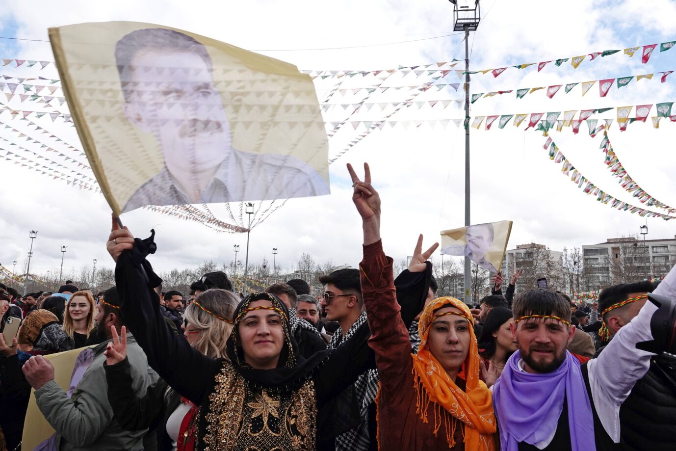 PKK-Anhänger mit einem Foto von Abdullah Öcalan.